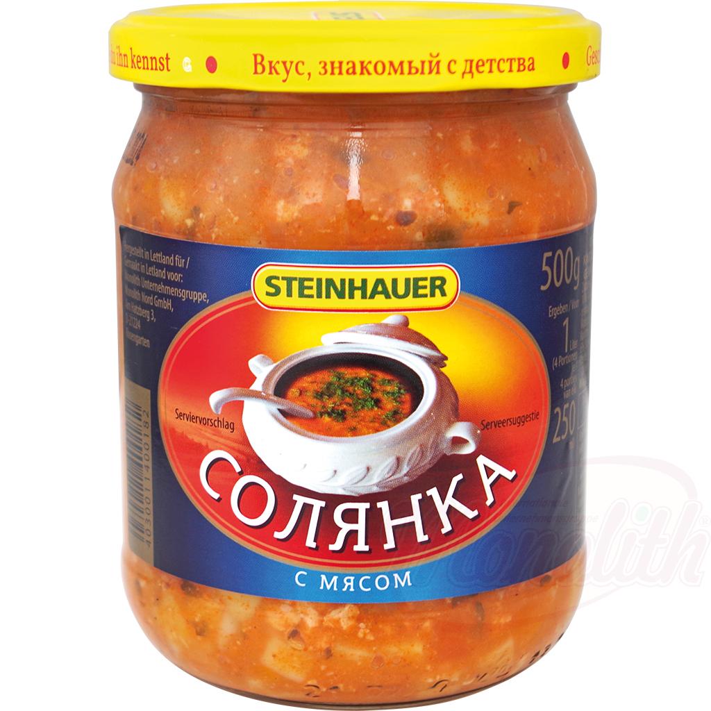 Soupe "Soljanka" avec pommes de terre, cornichons et charcuterie fumée
